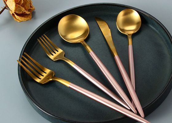 طقم أدوات مائدة من الفولاذ المقاوم للصدأ مطلي بالذهب والوردي FDA لحفل الزفاف